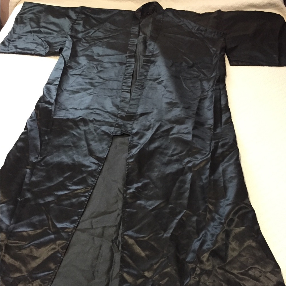 VH1 Divas Duets Black Satin Kimono Robe
